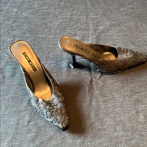 Women’s embroidery slide